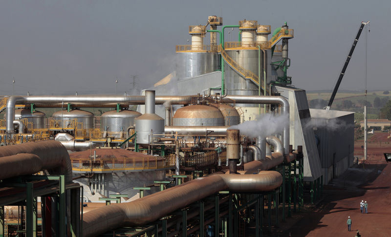 © Reuters. Vista de uma usina de processamento de cana-de-açúcar