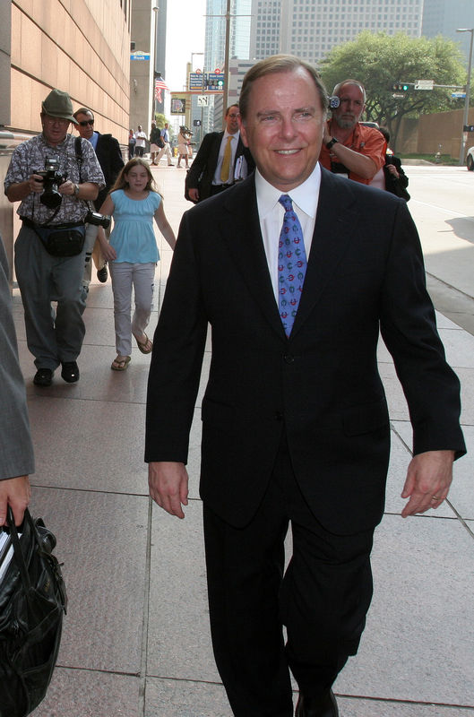 © Reuters. FILE PHOTO: Former Enron Chief Executive Jeffrey Skilling leaves Federal court in Houston