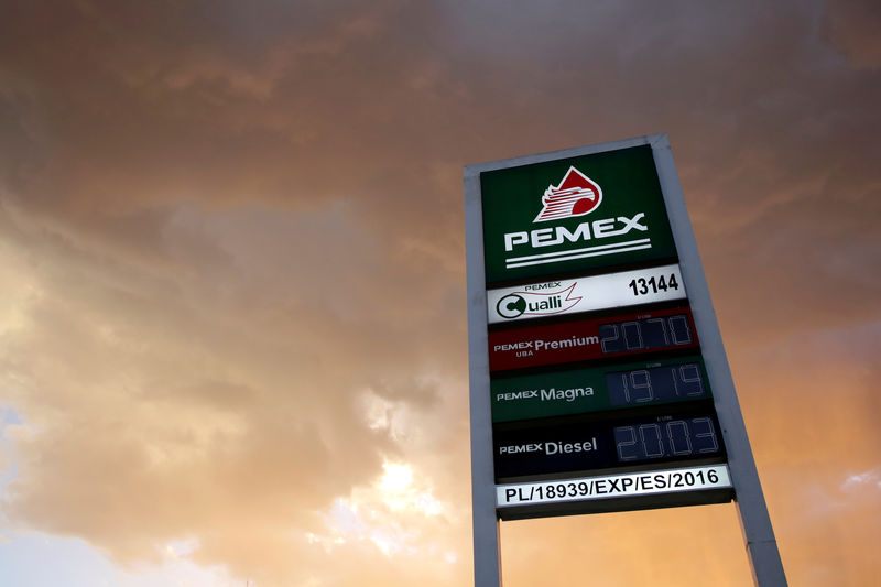 © Reuters. FILE PHOTO: PEMEX sign shows prices at a gas station in Monterrey