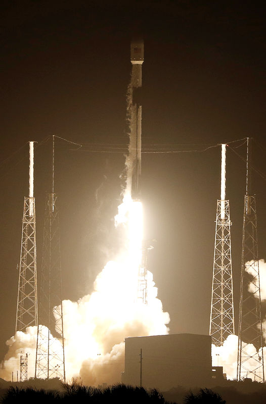 © Reuters. A SpaceX Falcon 9 rocket carrying Israel's first spacecraft designed to land on the moon lifts off on the first privately-funded lunar mission at the Cape Canaveral Air Force Station in Cape Canaveral