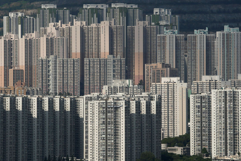 © Reuters. FILE PHOTO: Public and private housing blocks are seen in Hong Kong