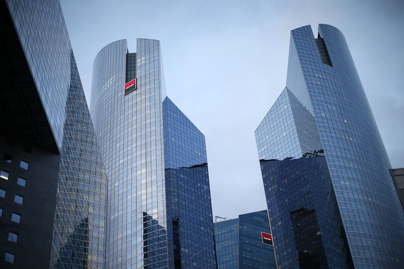 © Reuters. A general view shows French bank Societe Generale headquarters buildings in La Defense near Paris