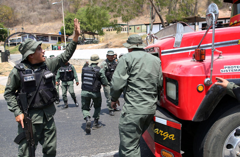 © Reuters. Forças de segurança bloqueiam estrada na Venezuela