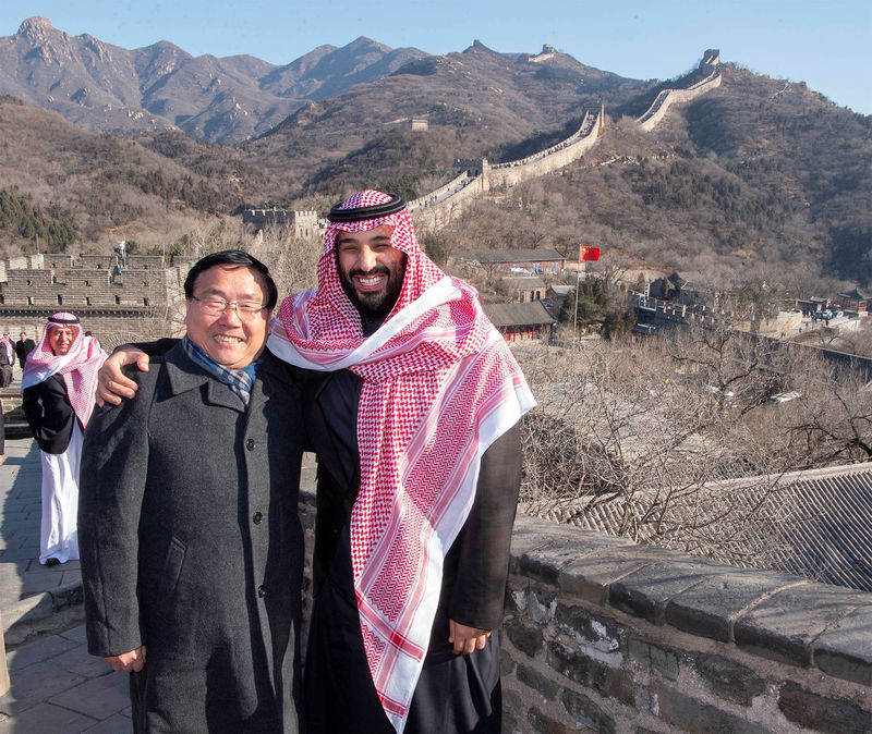 © Reuters. Saudi Arabia's Crown Prince Mohammed bin Salman poses for camera during his visit to Great Wall of China in Beijing