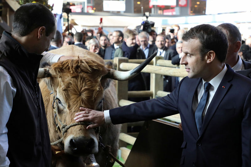 © Reuters. MACRON AUPRÈS D'AGRICULTEURS TOUJOURS EN ATTENTE DU "REVENU JUSTE"