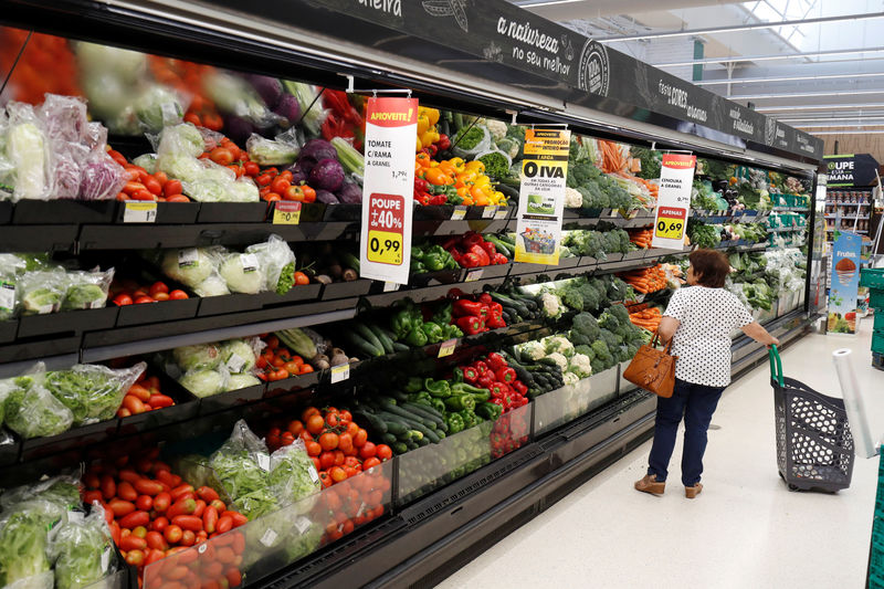 © Reuters. Consumidora faz compras em mercado em Lisboa