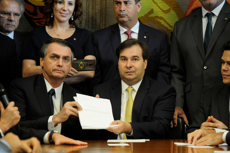 © Reuters. Presidente Jair Bolsonaro entrega texto de reforma da previdência para presidente da Câmara dos Deputados, Rodrigo Maia