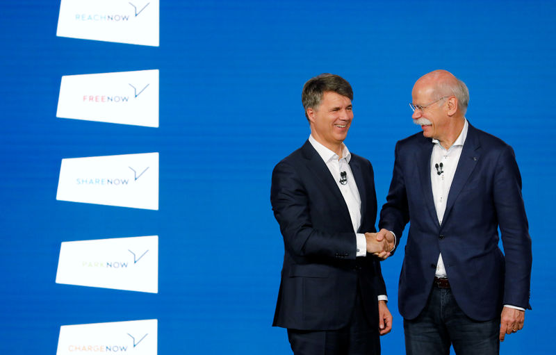 © Reuters. Harald Kruger, presidente-executivo BMW e  Dieter Zetsche, CEO da Daimler AG, apresentando a joint venture das empresas.