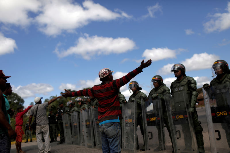 © Reuters. Militares guardando a fronteira da Venezuela com o Brasil