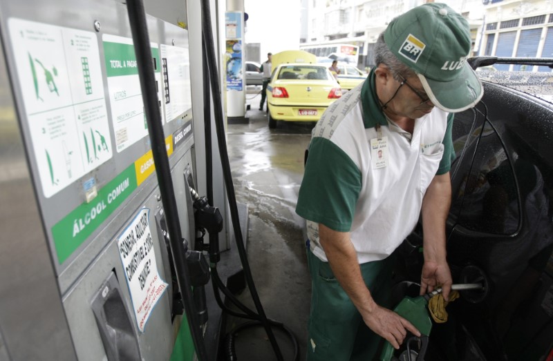 © Reuters. Carro é abastecido a etanol em posto no Rio de Janeiro