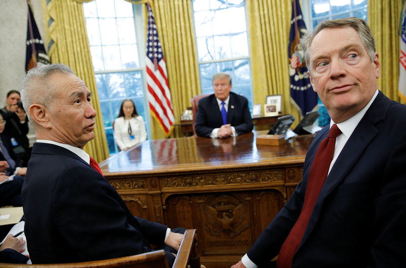 © Reuters. U.S. President Trump meets with China's Vice Premier Liu He at the White House in Washington