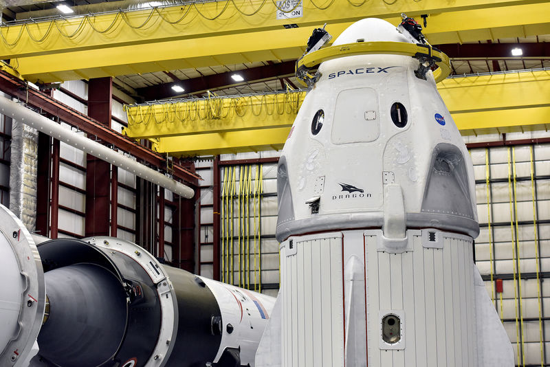 © Reuters. The Dragon crew capsule sits in the SpaceX hangar at Launch Complex 39-A, where the space ship and Falcon 9 booster rocket are being prepared for a January 2019 launch at Cape Canaveral