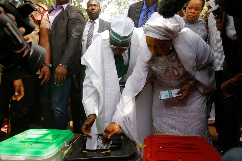 © Reuters. Candidatos a las presidenciales aplazadas en Nigeria depositan sus votos