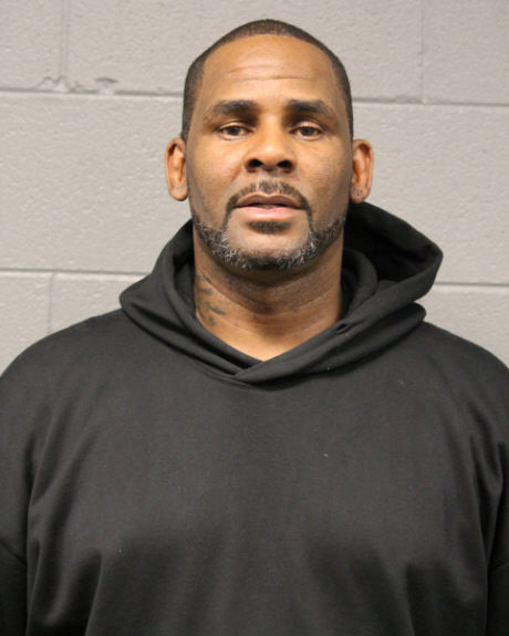 © Reuters. Singer Robert Kelly, known as R. Kelly, appears in a booking photo provided by the Chicago Police Department in Chicago