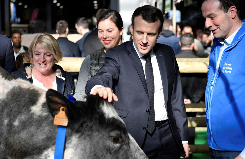 © Reuters. French President Emmanuel Macron at the International Agriculture Fair (Salon de l'Agriculture) in Paris