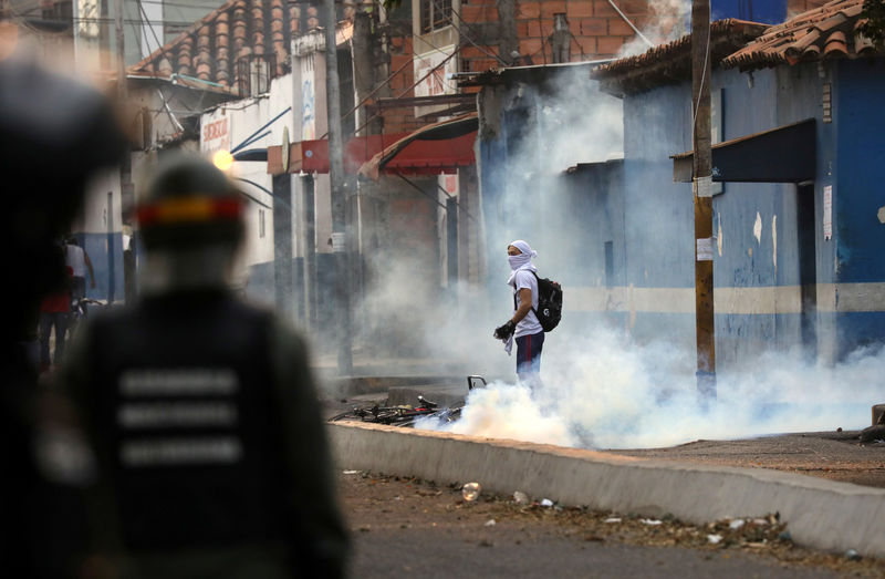 © Reuters. A Venezuelan activist looks on while clashing with security forces in Udena, Venezuela