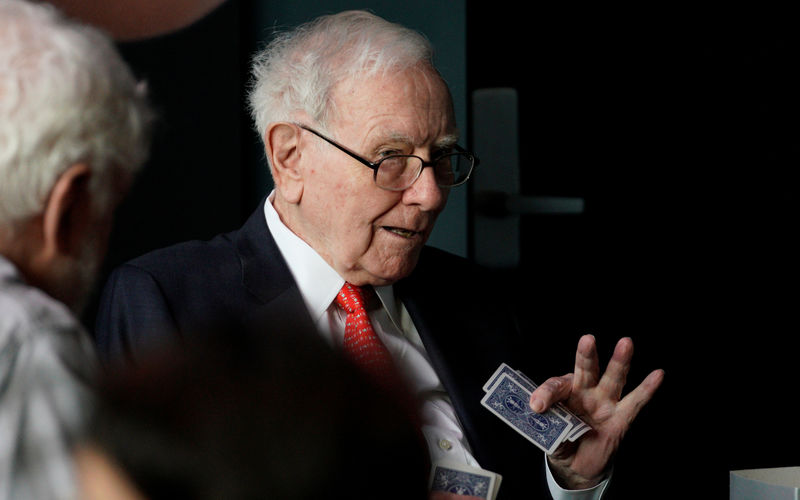 © Reuters. FILE PHOTO - Warren Buffett, CEO of Berkshire Hathaway Inc, gestures while playing bridge as part of the company annual meeting weekend in Omaha