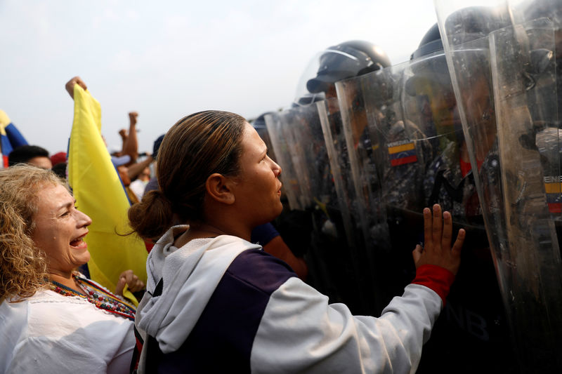 © Reuters. Tres efectivos de la guardia venezolana desertan y pasan a Colombia