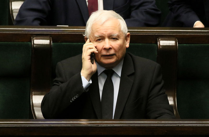 © Reuters. Jaroslaw Kaczynski, the leader of the ruling Law and Justice party speaks on a mobile phone during a session at the Parliament in Warsaw