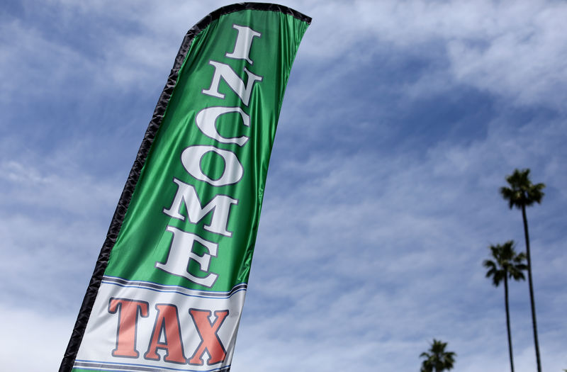 © Reuters. FILE PHOTO - Tax preparation office pictured in Los Angeles