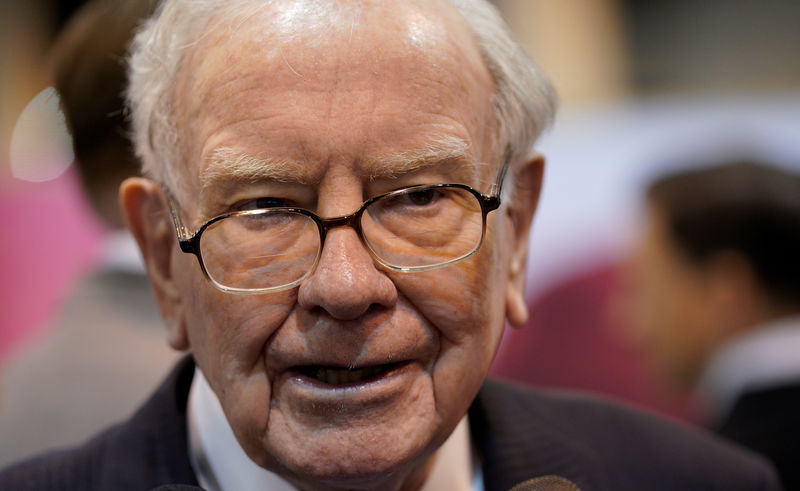 © Reuters. FILE PHOTO: Buffett, CEO of Berkshire Hathaway Inc, tours the exhibit hall at the company's annual meeting in Omaha