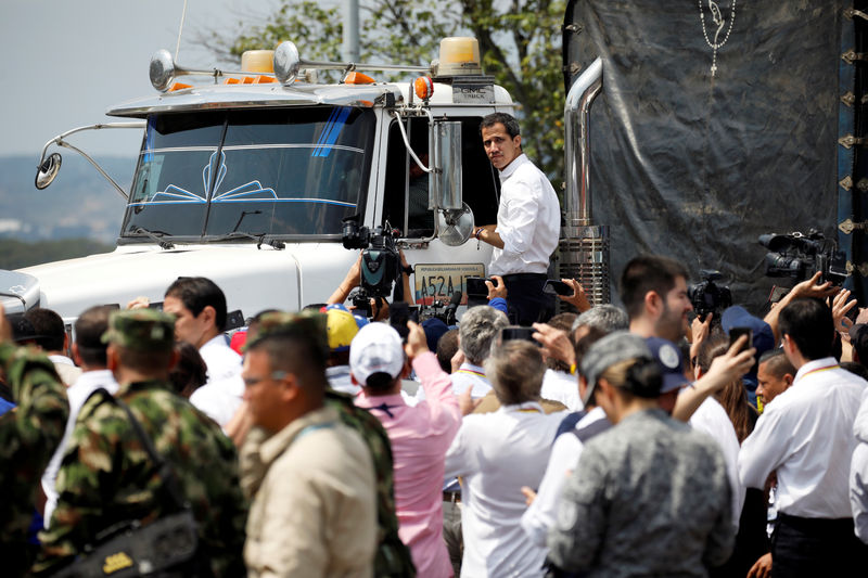 © Reuters. Líder opositor venezolano Juan Guaidó permanece en un camión que transporta ayuda humanitaria para Venezuela en Cúcuta