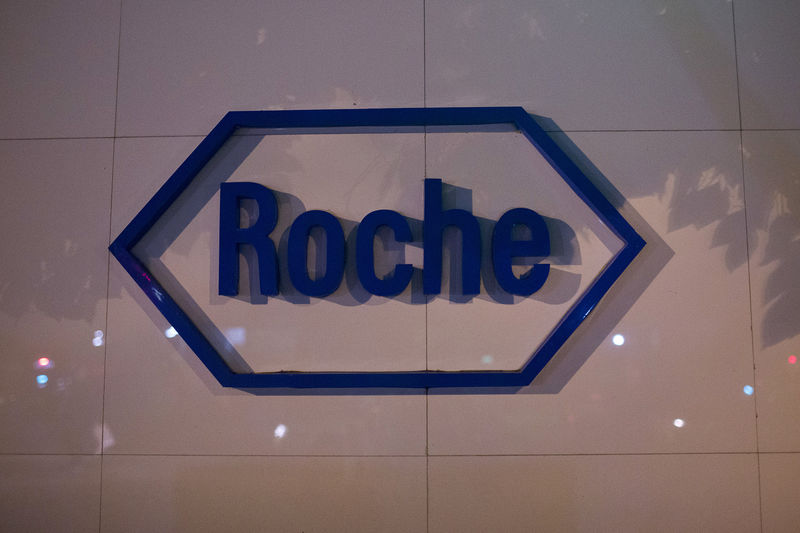© Reuters. FILE PHOTO - The logo of Swiss pharmaceutical company Roche is seen outside the Shanghai Roche Pharmaceutical Co. Ltd. headquarters in Shanghai