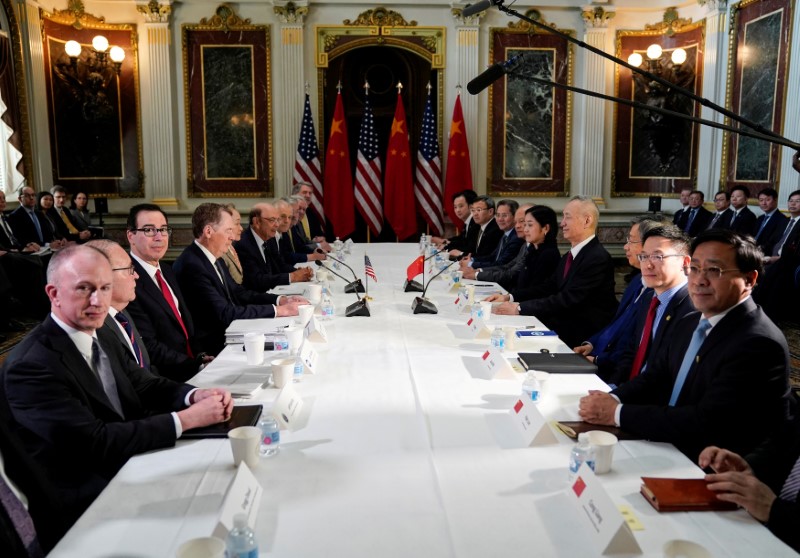 © Reuters. FILE PHOTO: U.S.-China trade delegations hold trade talks at the White House in Washington