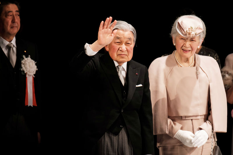 © Reuters. A punto de abdicar, el emperador Akihito, insta a Japón a estrechar lazos con el mundo