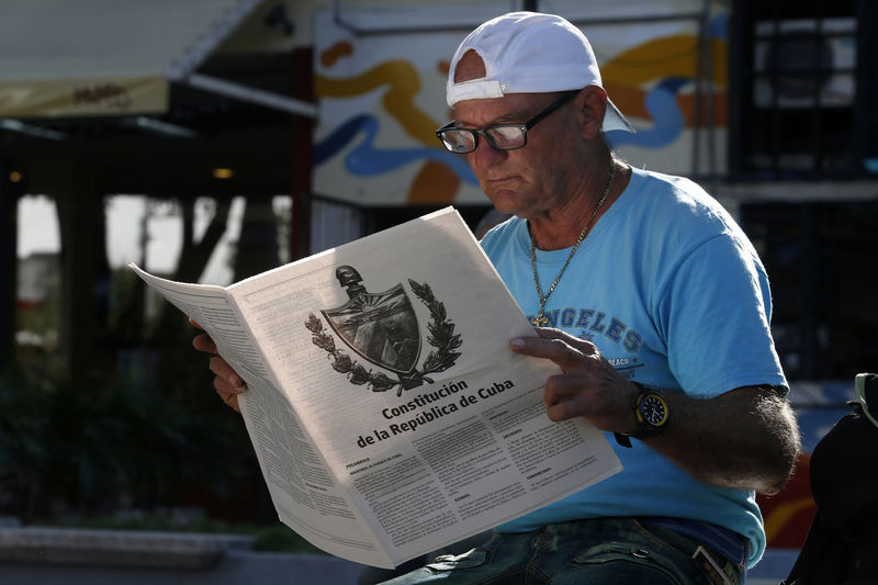 © Reuters. Cubanos van a las urnas para decidir sobre una nueva Constitución