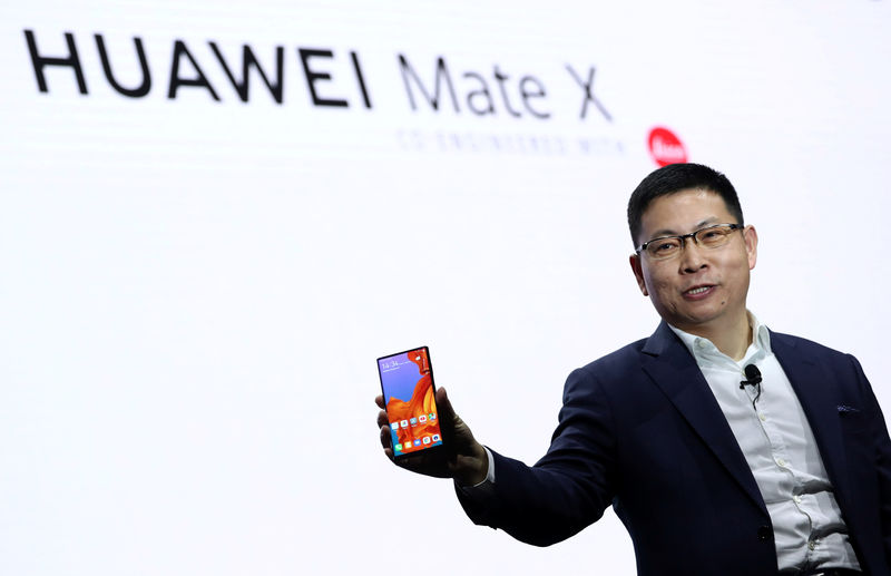 © Reuters. Richard Yu, CEO of the Huawei Consumer Business Group presents the new Mate X smartphone, ahead of the Mobile World Congress (MWC 19) in Barcelona