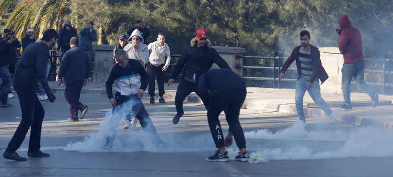 © Reuters. الشرطة الجزائرية تطلق الغاز المسيل للدموع لتفريق محتجين