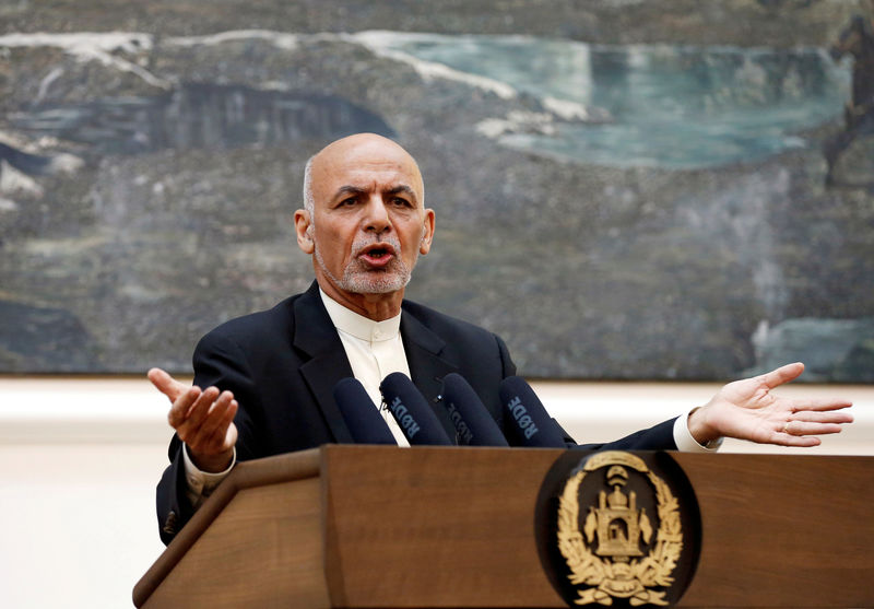 © Reuters. FILE PHOTO: Afghan President Ashraf Ghani speaks during a news conference in Kabul