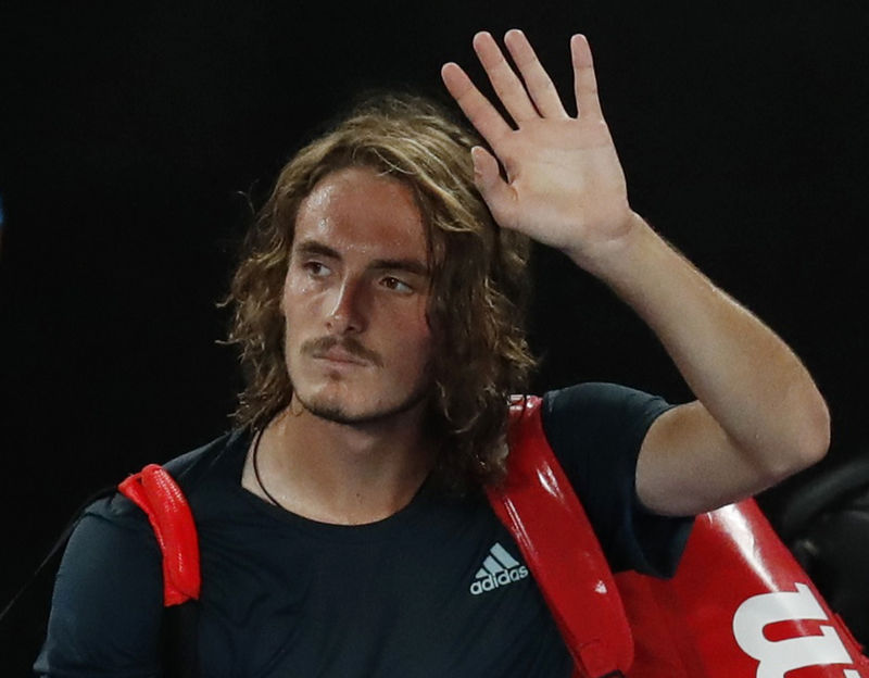 © Reuters. El tenista griego Stefanos Tsitsipas saluda al público después de perder contra Rafael Nadal por las semifinales del Abierto de Australia este año.