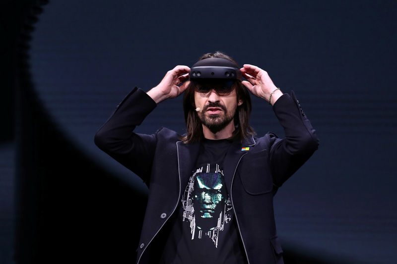© Reuters. Microsoft's Alex Kipman, the man responsible for the HoloLens augmented reality device, presents the HoloLens 2 ahead of the Mobile World Congress in Barcelona