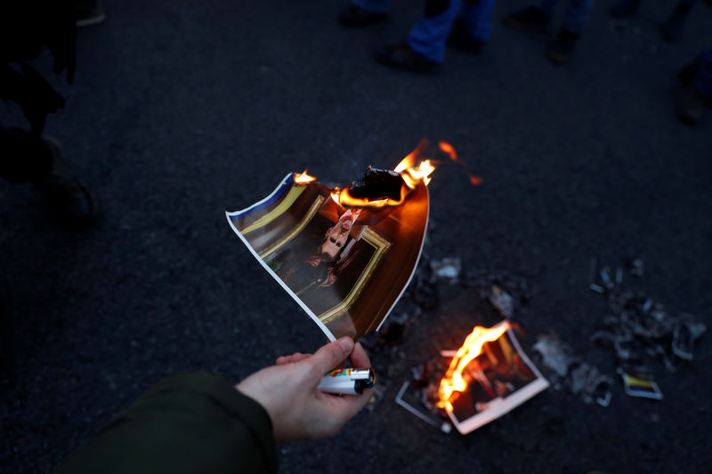 © Reuters. Cientos de personas protestan en contra del Rey en Barcelona