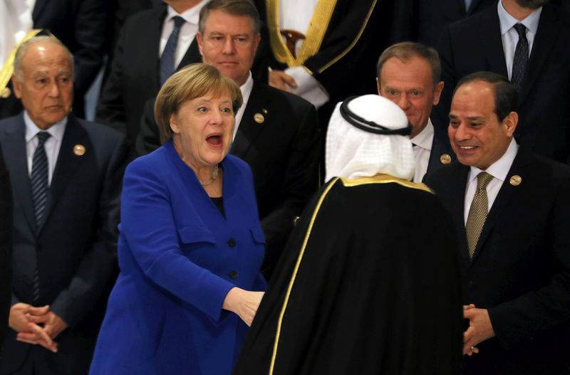 © Reuters. German Chancellor Angela Merkel greets Kuwaiti Emir Sabah Al-Ahmad Al-Jaber Al-Sabah as they pose for the family photo of Arab and European leaders during the first EU-Arab League Summit in Sharm El Sheikh