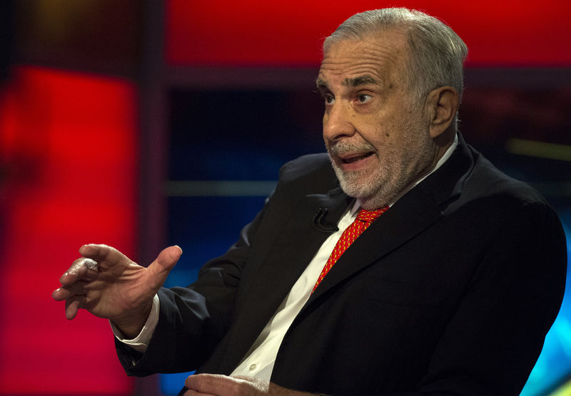 © Reuters. FILE PHOTO - Carl Icahn gives an interview on FOX Business Network's Neil Cavuto show in New York