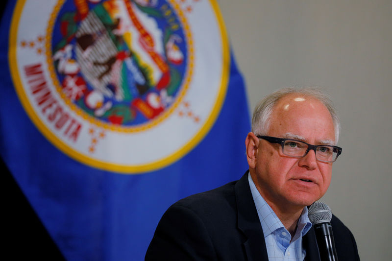 © Reuters. FILE PHOTO - Democratic candidate for Governor Tim Walz participates in a gun violence prevention roundtable with former Representative Gabby Giffords in Minneapolis