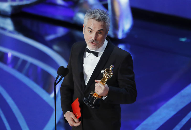 © Reuters. Foto del domingo del director Alfonso Cuaron con el Oscar de "Roma" a Mejor Película en Lengua no Inglesa