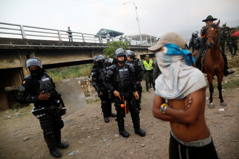 © Reuters. La oposición venezolana y sus aliados piden extremar el cerco diplomático contra Maduro