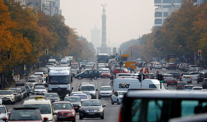 © Reuters. Cars are seen at Kaiserdamm street, which could be affected by a court hearing on case seeking diesel cars ban in Berlin