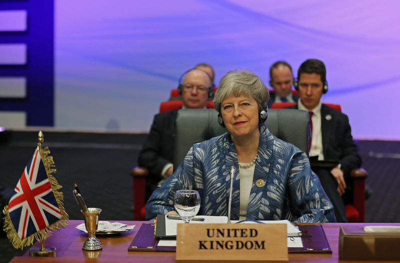 © Reuters. Ante el peligro de un retraso, May insiste en cambiar el acuerdo del Brexit