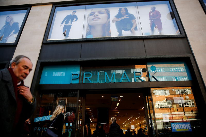 © Reuters. FILE PHOTO: Shoppers walk past a Primark store on Oxford Street in London