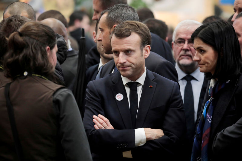 © Reuters. La popularidad de Macron asciende ante el declive de los 'chalecos amarillos'