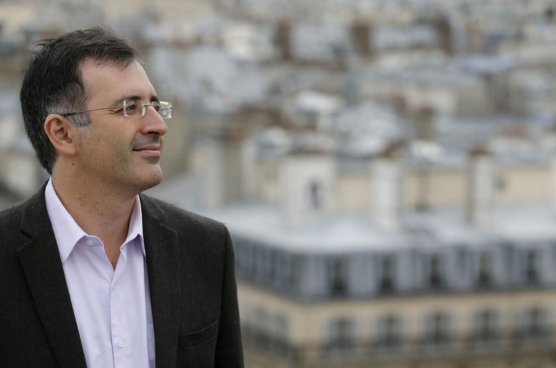 © Reuters. Russian economist Guriev poses after an interview with Reuters in Paris