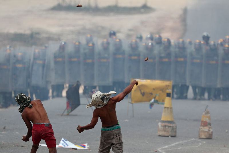 © Reuters. Manifestantes atiram pedras na guarda venezuelana, em Pacaraima, Brasil