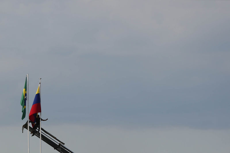 © Reuters. Bandeiras do Brasil e da Venezuela na fronteira entre os dois países