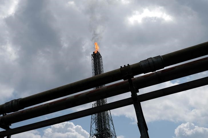 © Reuters. A view shows a tower flaring gas at an LNG processing plant operated by Shell and others in Bonny Island