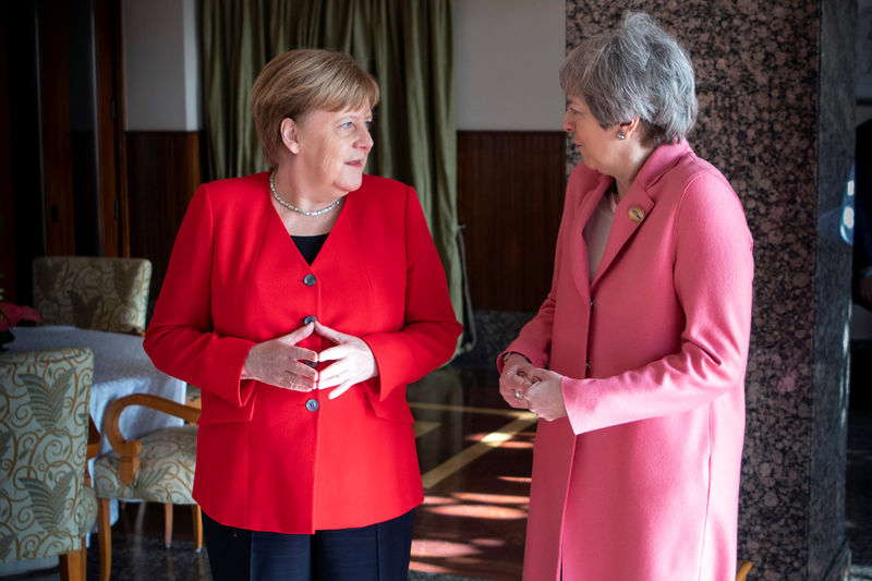 © Reuters. Chanceler alemã, Angela Merkel, e primeira-ministra britânica, Theresa May, conversam em Sharm El Sheikh, no Egito